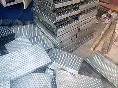 無(wú)孔起鼓型防滑板 無(wú)孔起鼓型防滑板